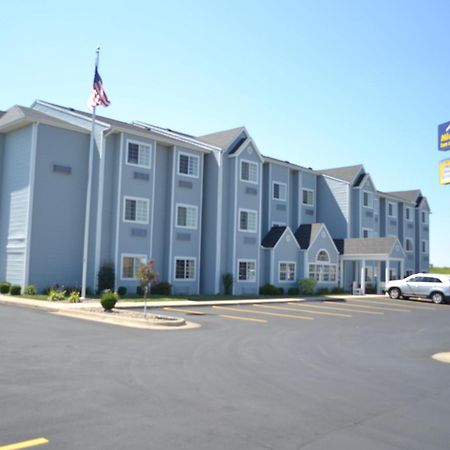 Microtel Inn & Suites Тома Экстерьер фото