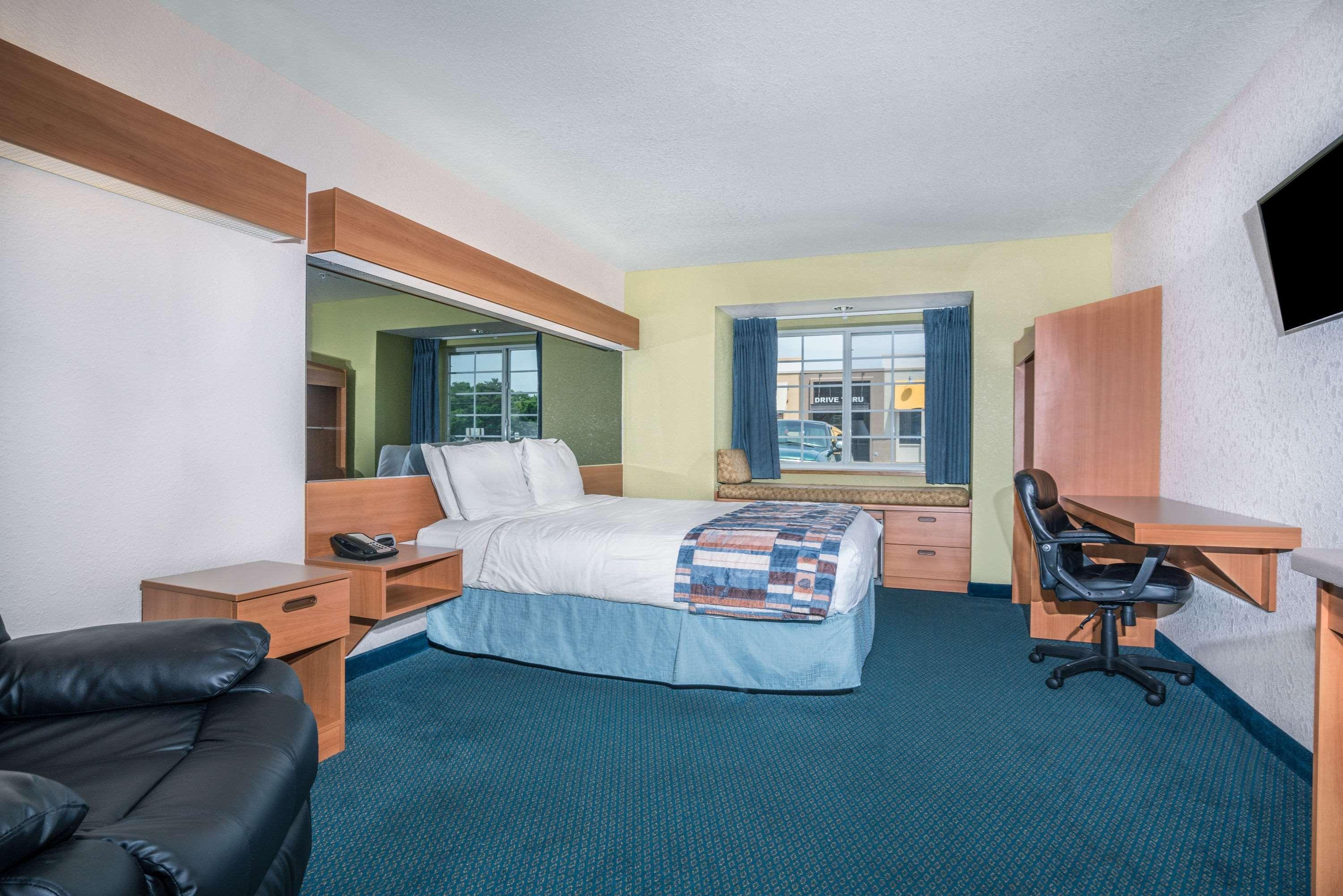 Microtel Inn & Suites Тома Экстерьер фото