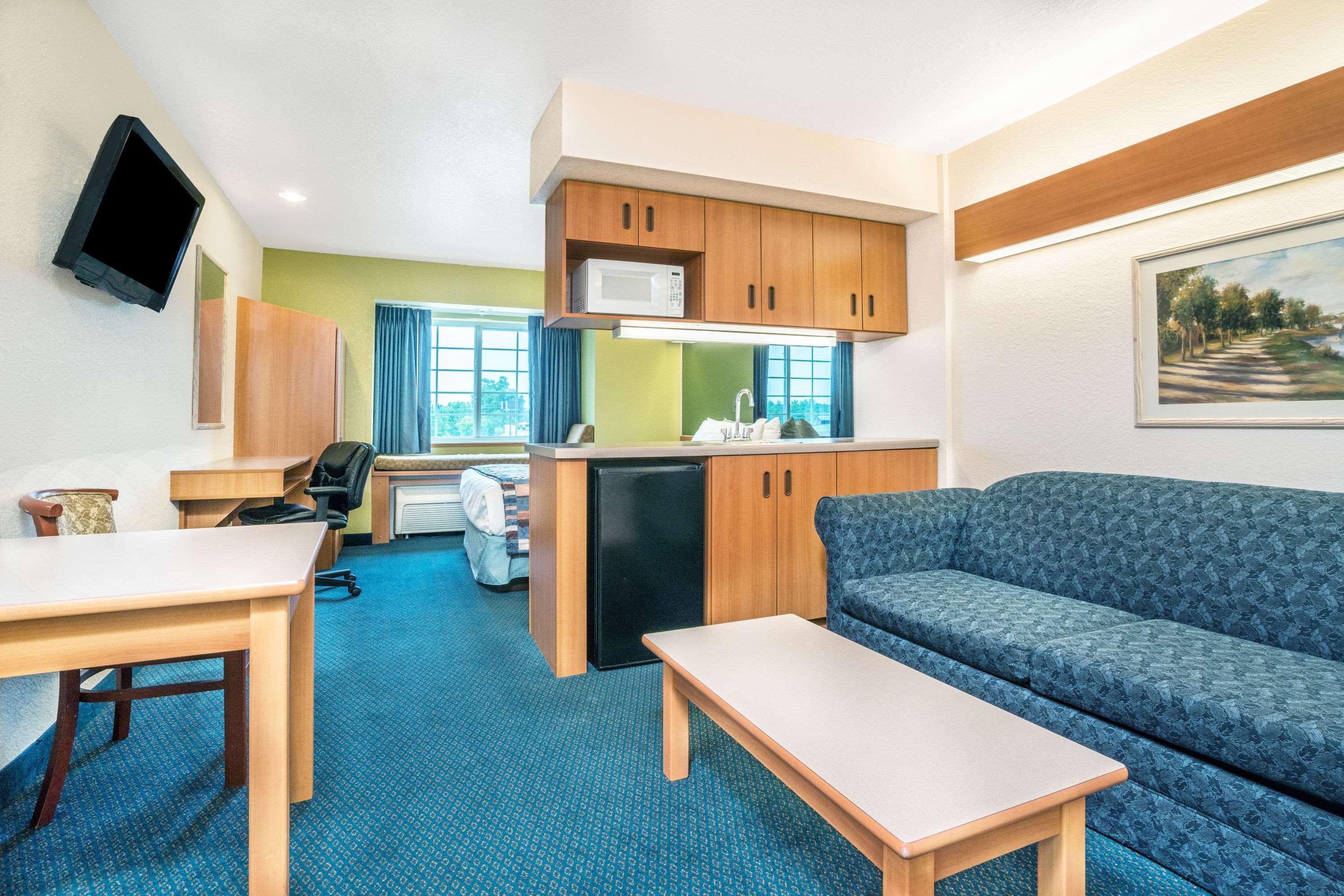Microtel Inn & Suites Тома Экстерьер фото