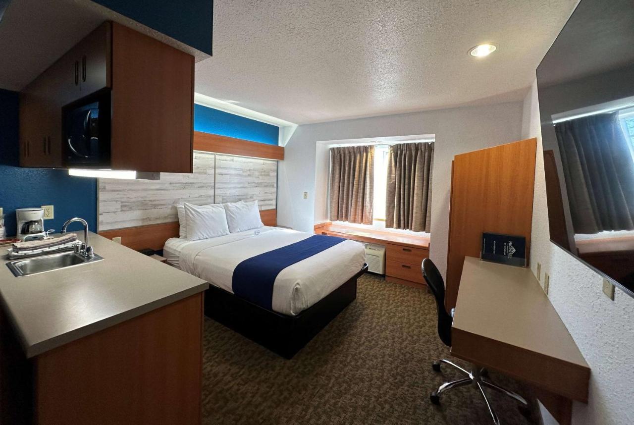 Microtel Inn & Suites Тома Экстерьер фото