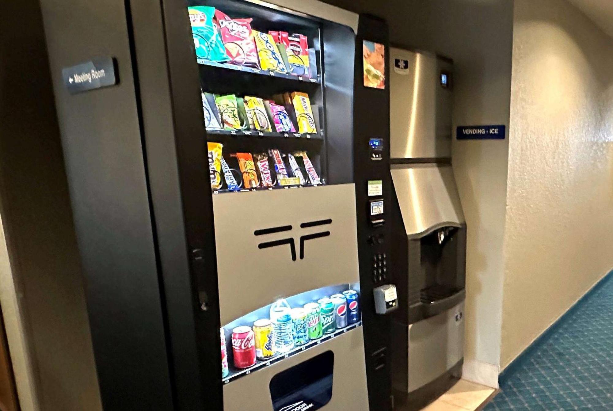 Microtel Inn & Suites Тома Экстерьер фото