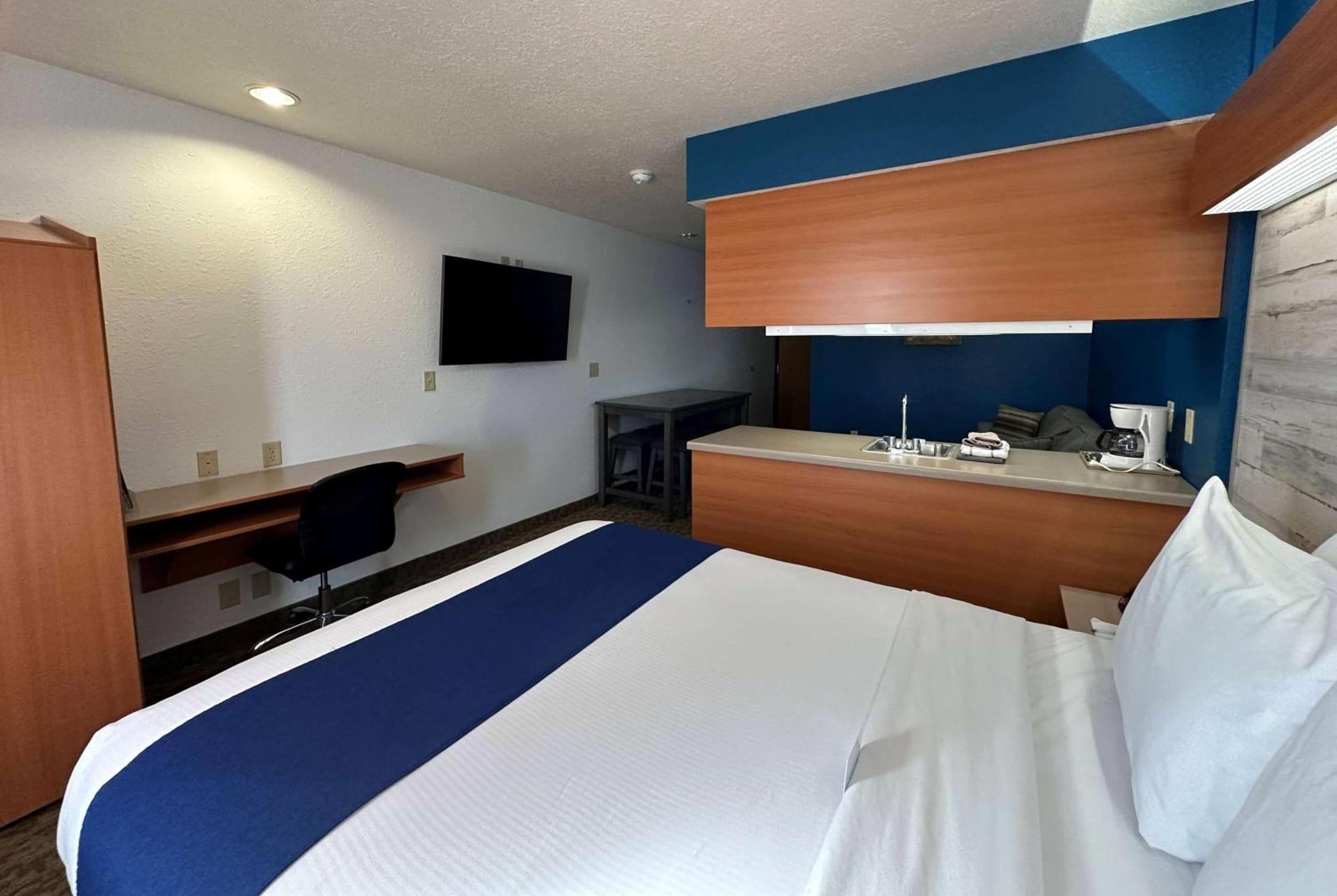 Microtel Inn & Suites Тома Экстерьер фото