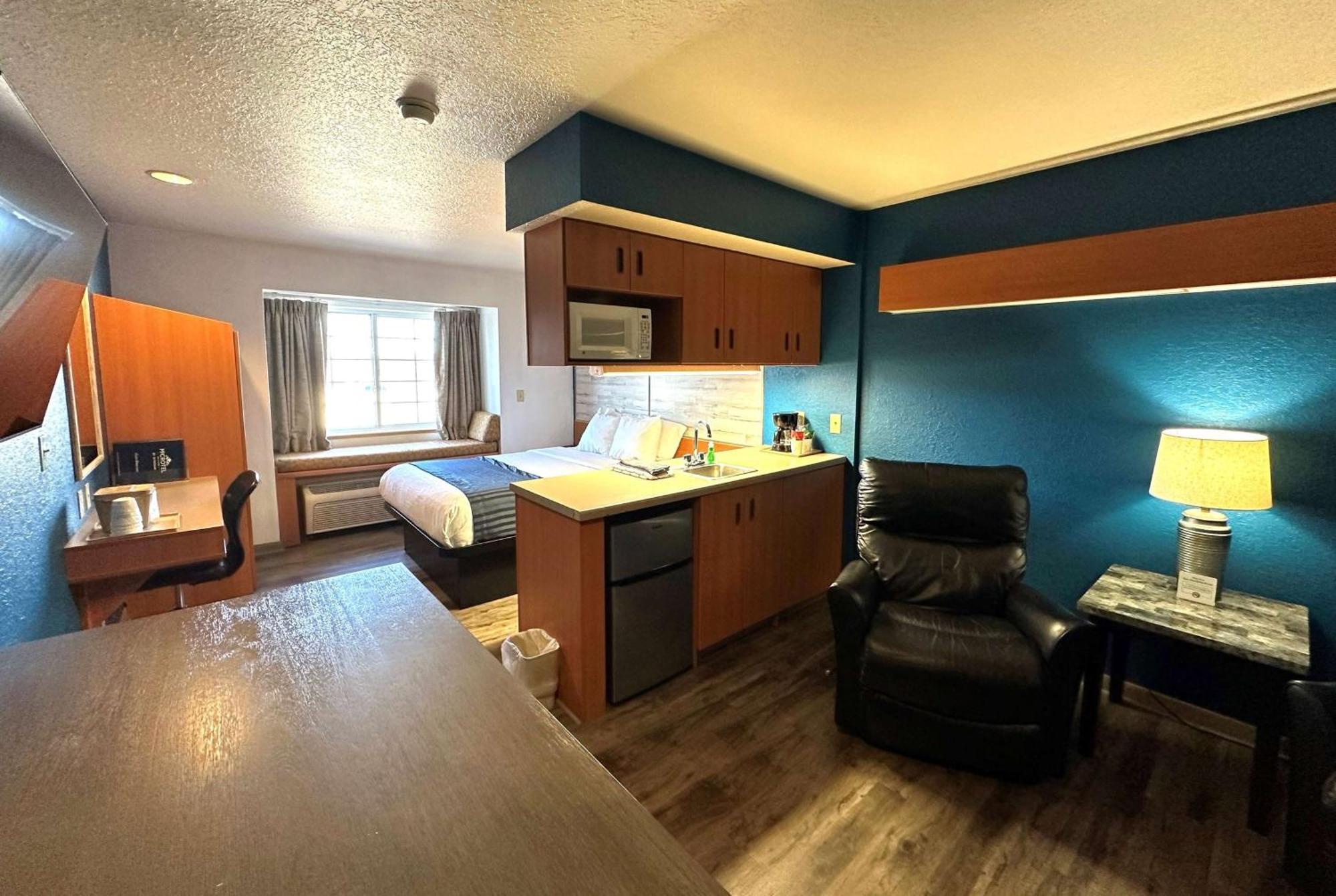 Microtel Inn & Suites Тома Экстерьер фото