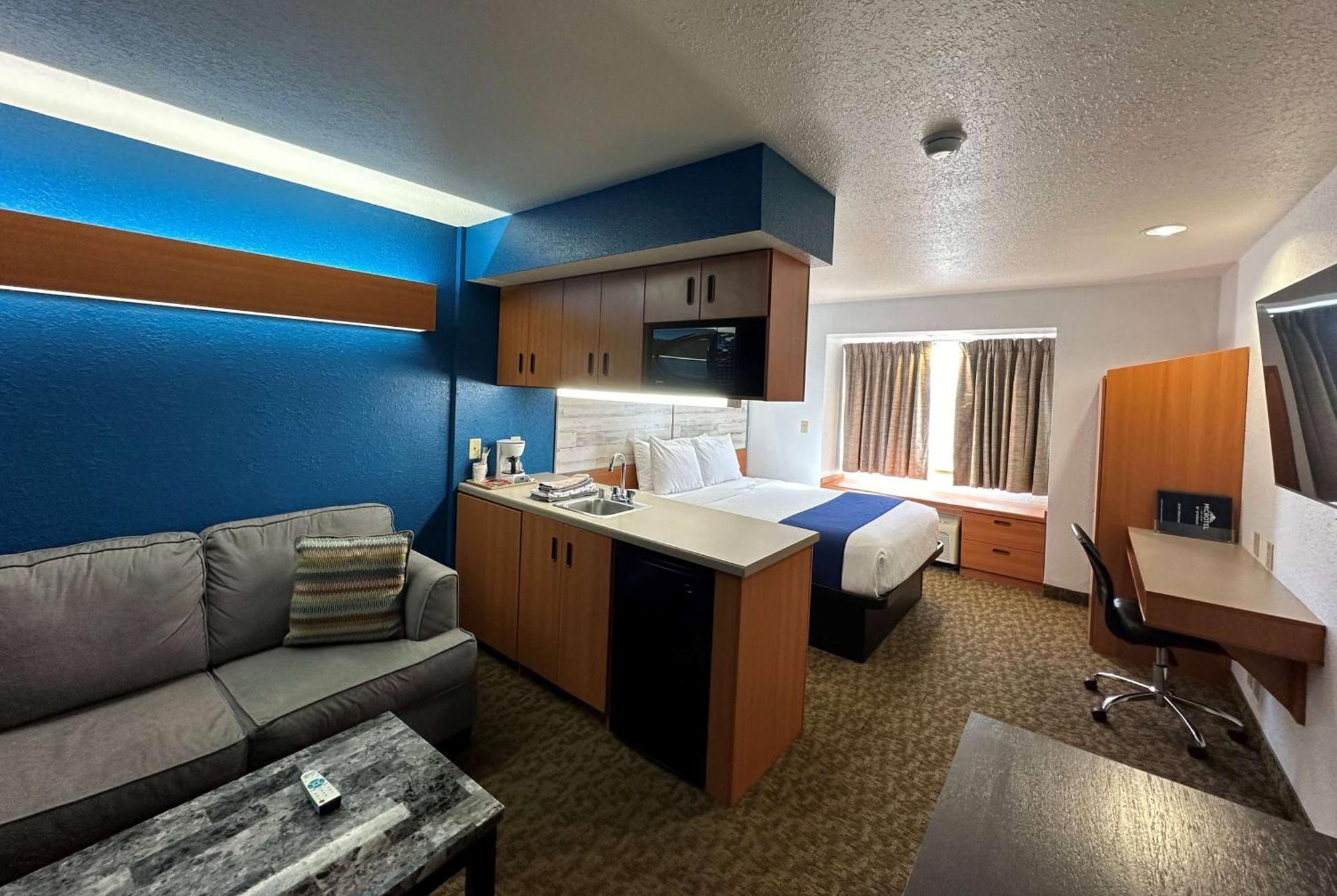Microtel Inn & Suites Тома Экстерьер фото