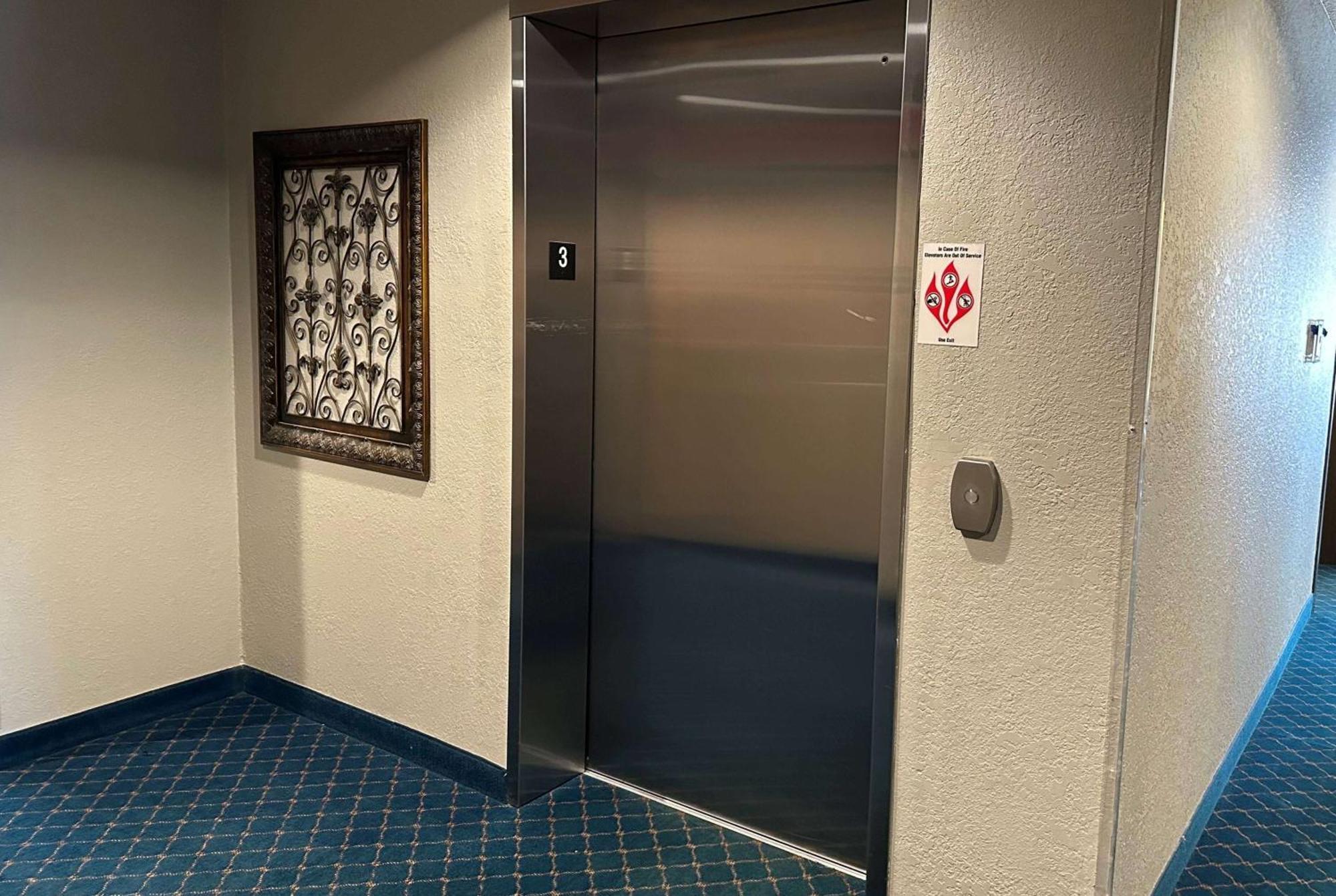 Microtel Inn & Suites Тома Экстерьер фото