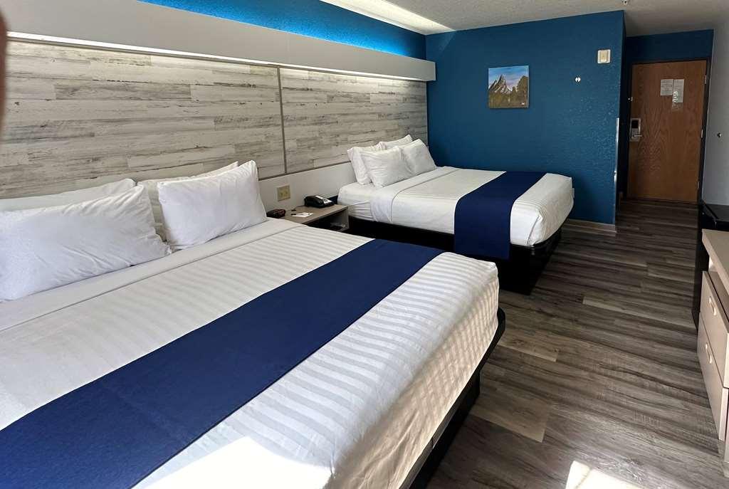 Microtel Inn & Suites Тома Номер фото