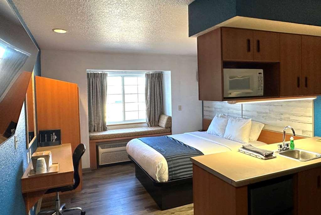 Microtel Inn & Suites Тома Номер фото