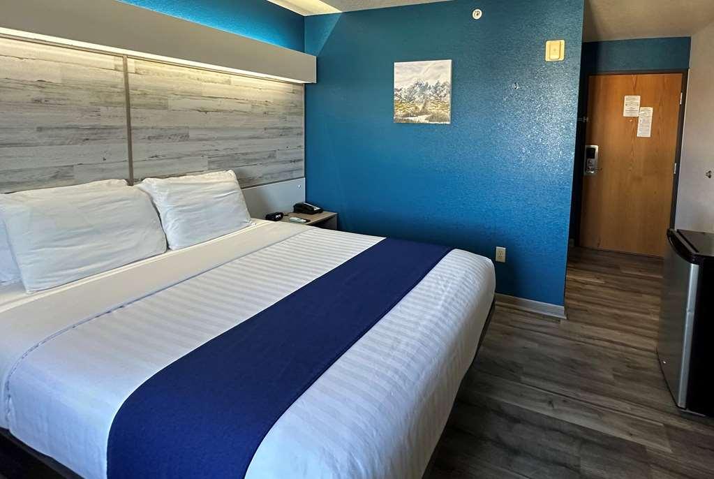 Microtel Inn & Suites Тома Номер фото