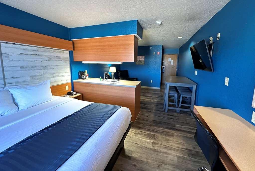 Microtel Inn & Suites Тома Номер фото