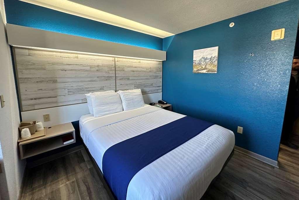 Microtel Inn & Suites Тома Номер фото