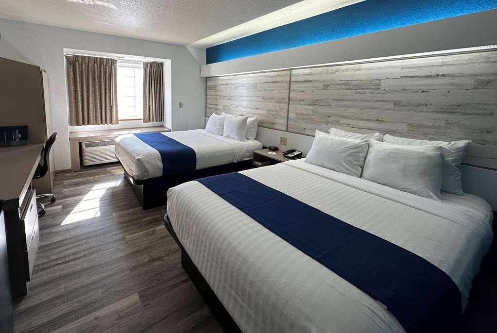 Microtel Inn & Suites Тома Номер фото