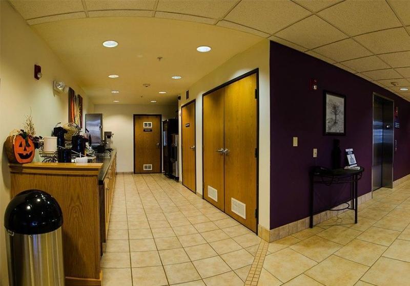 Microtel Inn & Suites Тома Экстерьер фото